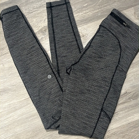 Lululemon Speed Up Tight in Variegated Knit Black Heathered Black - size 4 - Picture 14 of 14